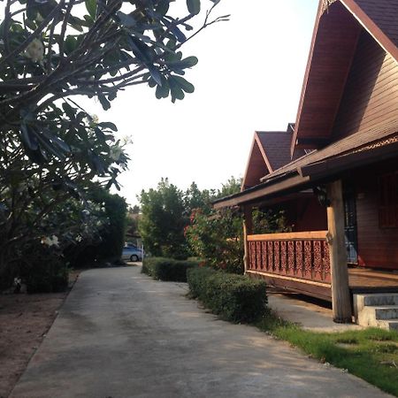 Baan Tawan Shine Hotel Surin Buitenkant foto