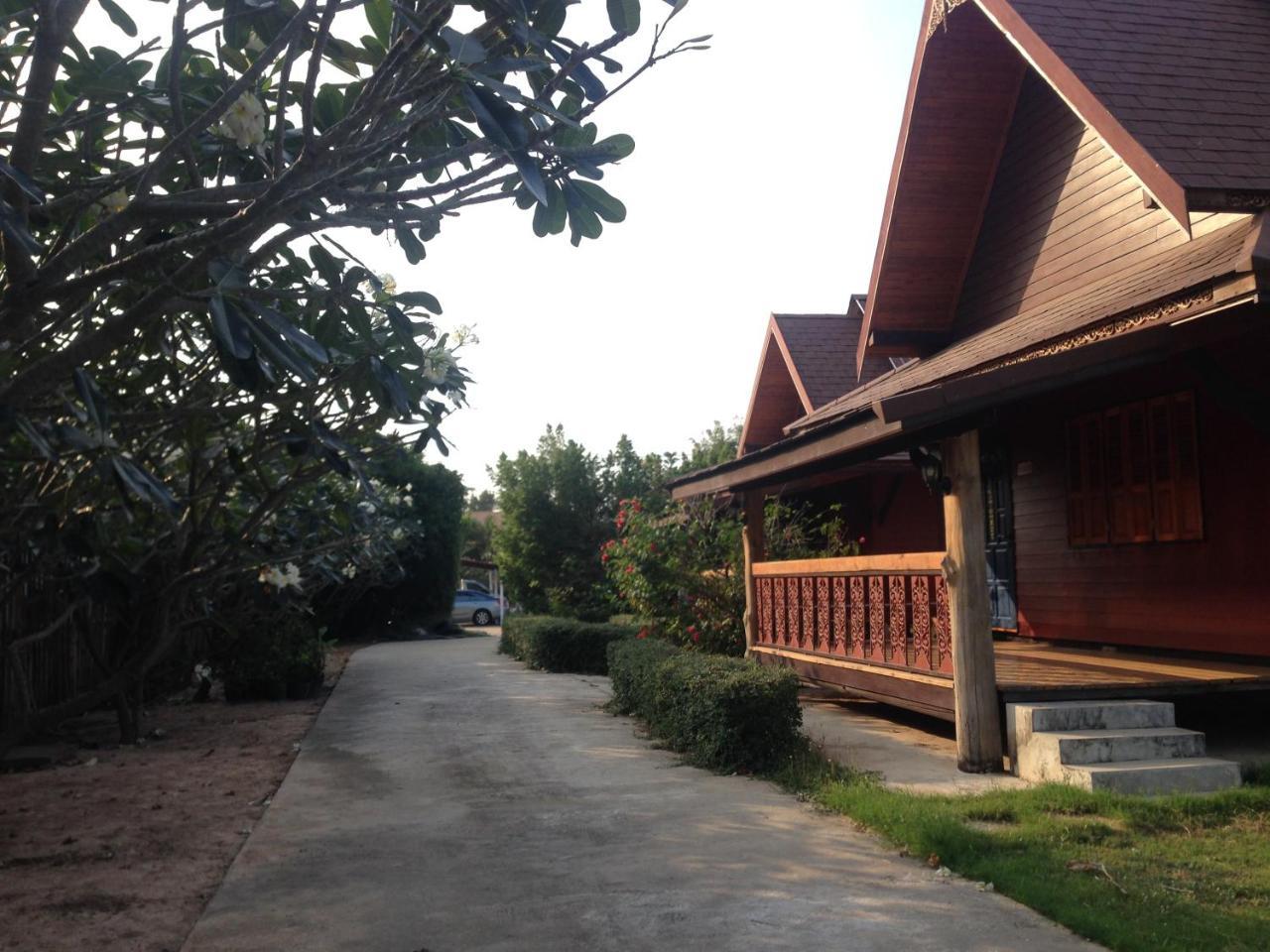 Baan Tawan Shine Hotel Surin Buitenkant foto