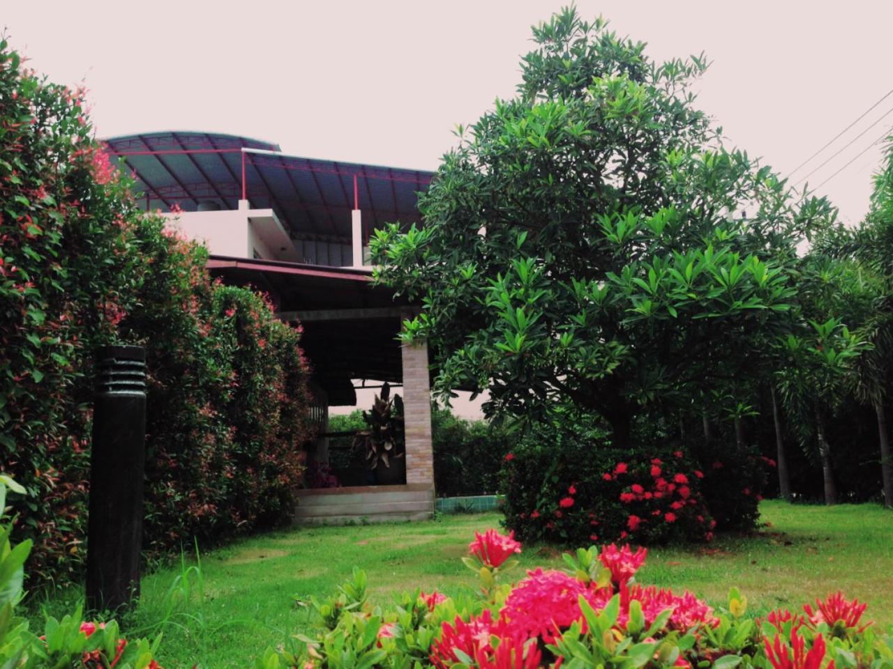 Baan Tawan Shine Hotel Surin Buitenkant foto